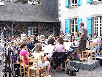 Orchesterprobe vor der Herberge