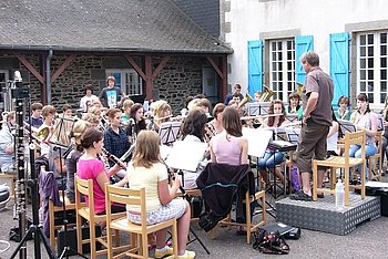 Orchesterprobe vor der Herberge